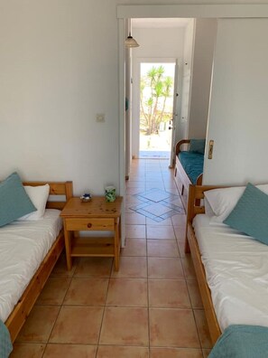 1 bedroom, desk, free WiFi, bed sheets - Quiet 2nd story studio overlooking the bay. (Paros)