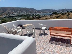 Property grounds - Quiet 2nd story studio overlooking the bay. (Paros)