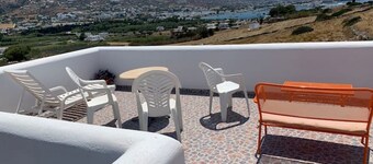 Quiet 2nd story studio overlooking the bay.