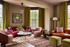 تلفزيون بشاشة مسطحة بحجم 55-بوصة يعرض قنوات تلفزيونية باشتراك مدفوع