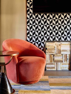 تلفزيون بشاشة مسطحة بحجم 55-بوصة يعرض قنوات تلفزيونية باشتراك مدفوع