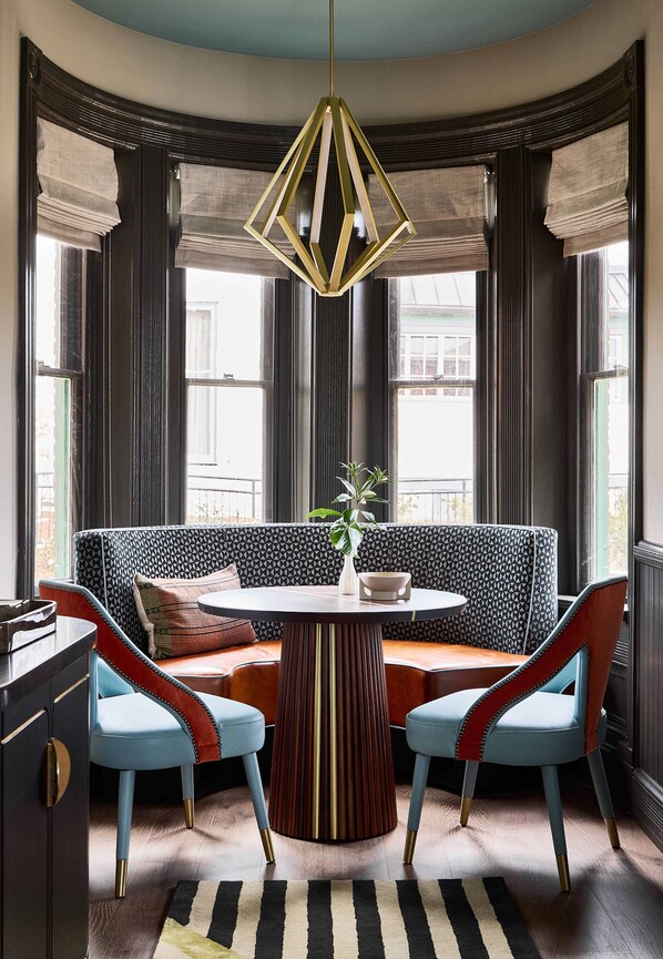 55-吋平面電視,提供有線頻道