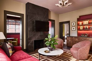 تلفزيون بشاشة مسطحة بحجم 55-بوصة يعرض قنوات تلفزيونية باشتراك مدفوع