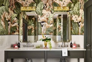 Amenidades de baño gratuitas, secadora de cabello, batas, toallas 