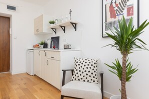 Microwave, cookware/dishes/utensils - Ligocka Apartments Warsaw Mokotów (Warsaw)