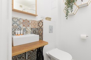 Shower, towels - Ligocka Apartments Warsaw Mokotów (Warsaw)