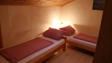 2 bedrooms, travel cot, free WiFi, bed sheets