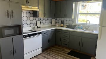 Køleskab, mikrobølgeovn, ovn, kogeplade