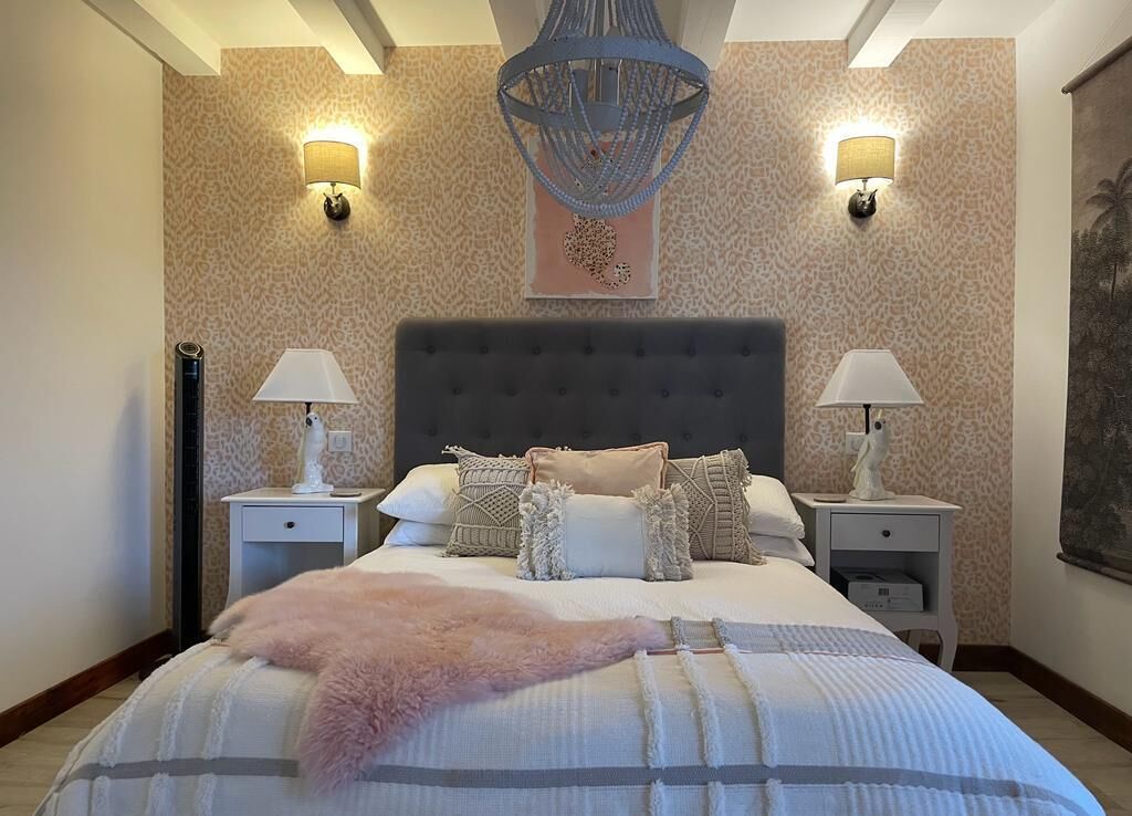 2 slaapkamers, een strijkplank/strijkijzer, reisbedje, gratis wifi