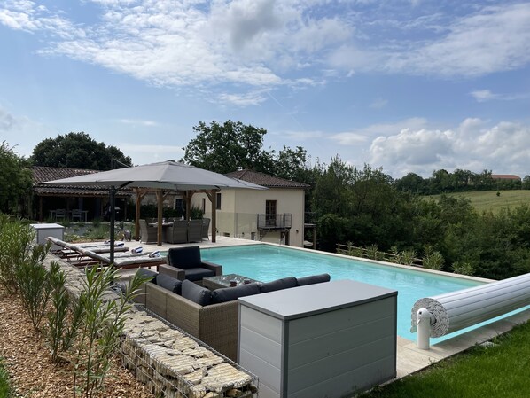 Alberca al aire libre y alberca climatizada