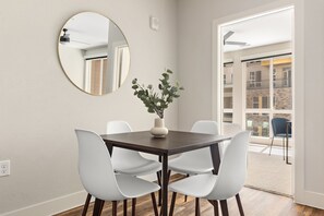 Comfort Apartment, Non Smoking (Self Check-in with Virtual Front Desk) | Dining room - Kasa Rino Denver (Denver)