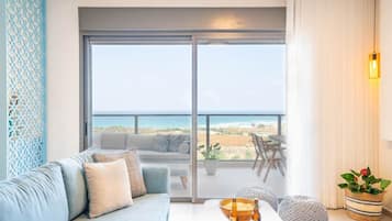 Smart-TV, peis, bøker og musikkbibliotek