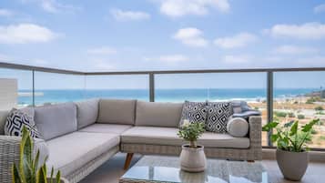 Smart-TV, peis, bøker og musikkbibliotek