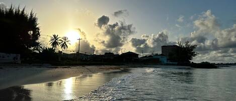 Sur la plage, chaise longue, serviettes de plage