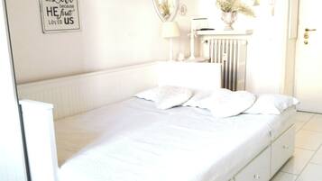 1 bedroom, desk, free WiFi, bed sheets