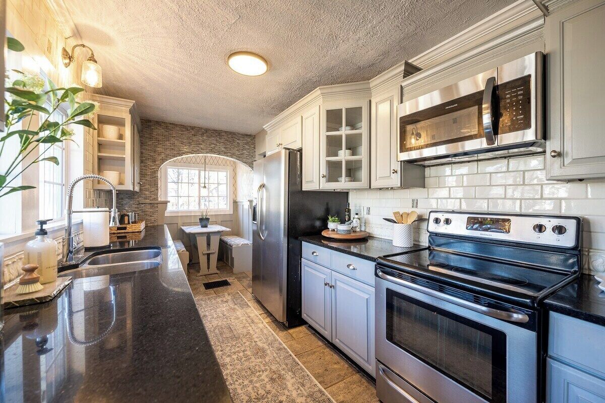 Kjøleskap, mikrobølgeovn, ovn og kokeplater