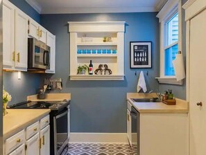 Fridge, microwave, oven, stovetop - Charming Home just off Bardstown Rd (Louisville)