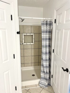 Jetted tub, towels, soap, shampoo