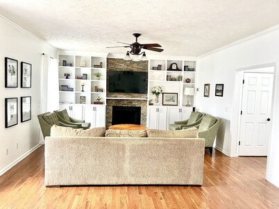 Spacious Home 18 miles from Nashville