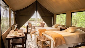 Comfort tent | Luxe beddengoed, donzen dekbedden, een bureau, beddengoed