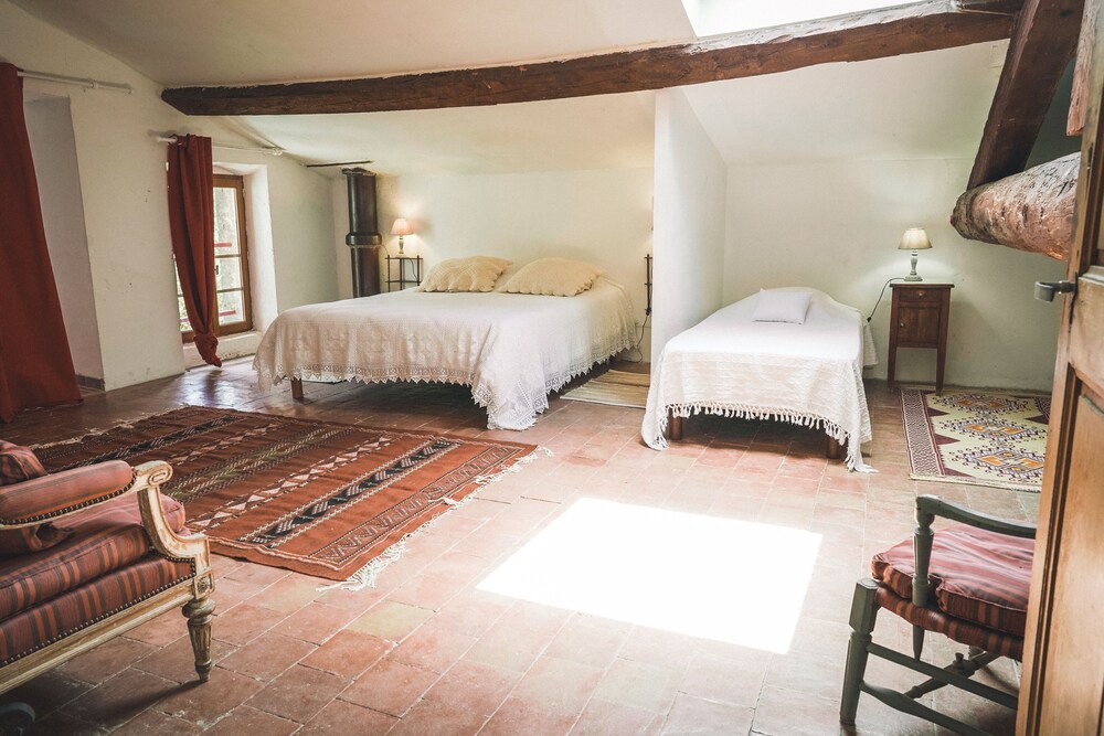 Maison du Berger in the heart of a Provencal vineyard Rognes Vrbo