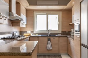 Kühlschrank, Ofen, Geschirrspüler, Kochgeschirr/Geschirr/Besteck