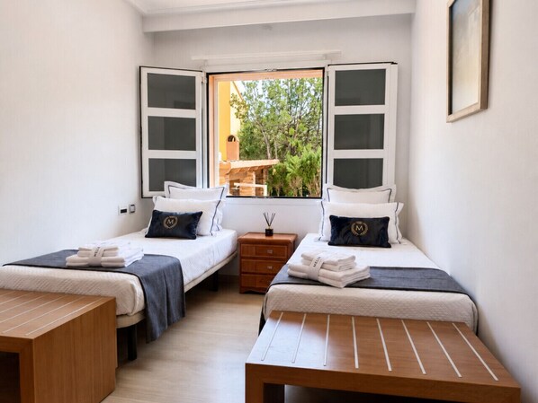 5 Schlafzimmer, Schreibtisch, Bügeleisen/Bügelbrett, WLAN