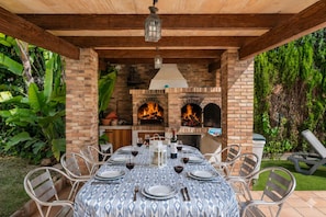 Outdoor dining - Villa Berria, 9 Pool / BBQ / Your Oasis near Palma (Es Pont d`Inca)