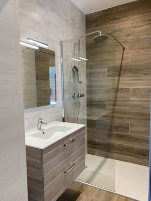 Shower, hair dryer, towels - VERY LARGE NEW APARTMENT 300 m from the beach SUPERB SEA VIEW 6/8 PP (Propriano)
