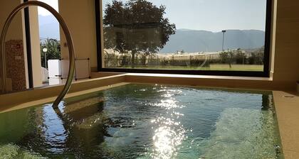 moderne Ferienwohnungen in Algund, Panoramablick und Pool am Algunder Waalweg