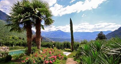 moderne Ferienwohnungen in Algund, Panoramablick und Pool am Algunder Waalweg
