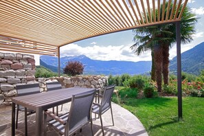 Outdoor dining - moderne Ferienwohnungen in Algund, Panoramablick und Pool am Algunder Waalweg (Algund)