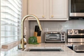 冷蔵庫、電子レンジ、オーブン、コンロ