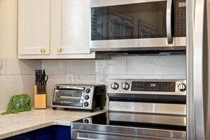 ثلاجة، ميكروويف، فرن، موقد طهي مسطح