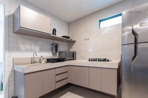Departamento | Cocina privada | Refrigerador, microondas, tostadora y utensilios de cocina 