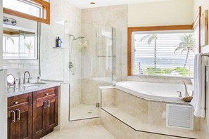 Combined shower/tub, jetted tub, hair dryer, bidet - GoldenEye- Beach Villa With Dock (Freeport)