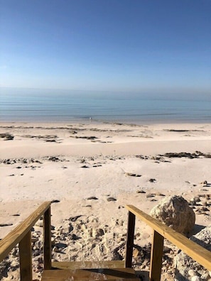 On the beach - GoldenEye- Beach Villa With Dock (Freeport)