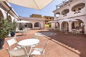 Outdoor dining - Blu Hotel Laconia (Arzachena)