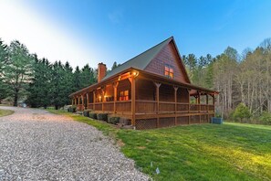 Exterior - *Timber & Tin* Family Retreat~Creek~Arcade~Hot Tub (Suches)