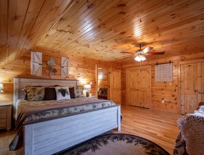 3 bedrooms, iron/ironing board, travel cot, WiFi - *Timber & Tin* Family Retreat~Creek~Arcade~Hot Tub (Suches)