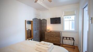 1 bedroom, iron/ironing board, travel crib, WiFi