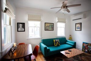 TV - Cozy Art Villa in Historic Charleston, SC (Charleston)