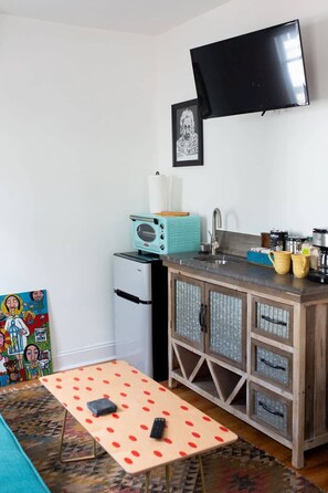 Microwave, coffee/tea maker, cookware/dishes/utensils - Cozy Art Villa in Historic Charleston, SC (Charleston)