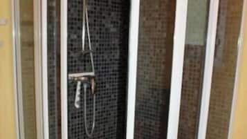 Dusche, Haartrockner, Toilettenpapier