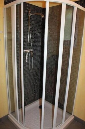 Douche, sèche-cheveux, papier toilette