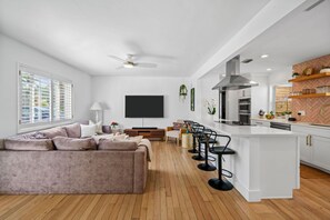 TV, stereoanlegg og kontorer