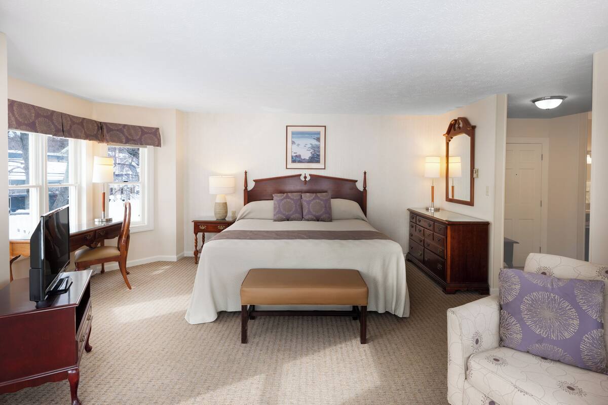 Barbara Dean 2nd Floor King Bed | WiFi (free), bed sheets