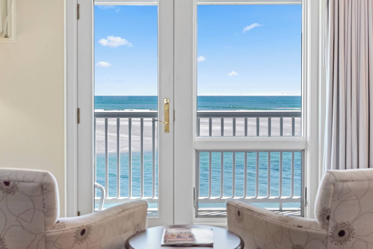 Oceanfront 1st Floor King Bed | Living area