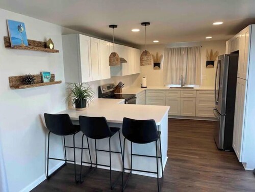 Centrally Located - Newly Built - Walk To The Beach!