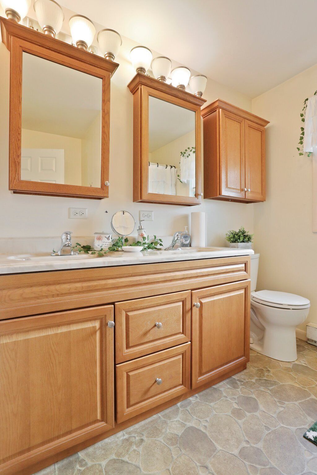 Sèche-cheveux, serviettes fournies, savon, shampoing